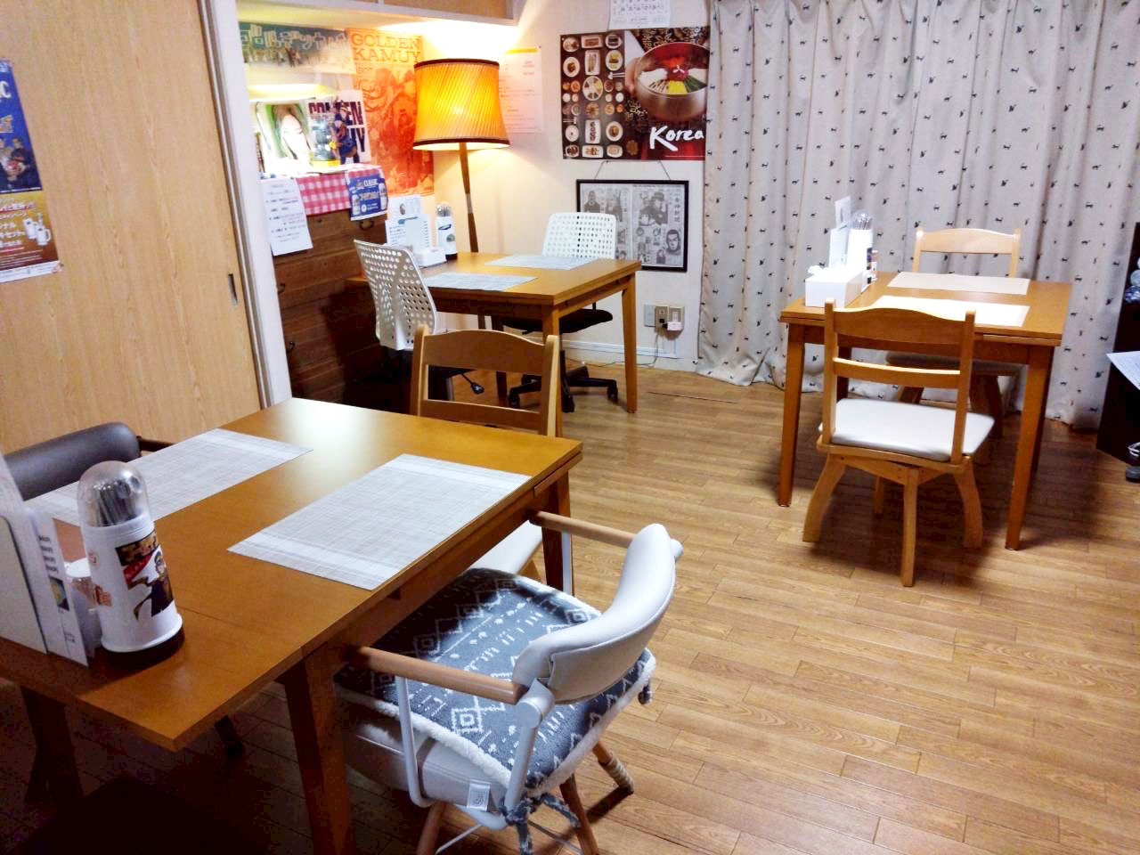 ヒンナの店内テーブル席