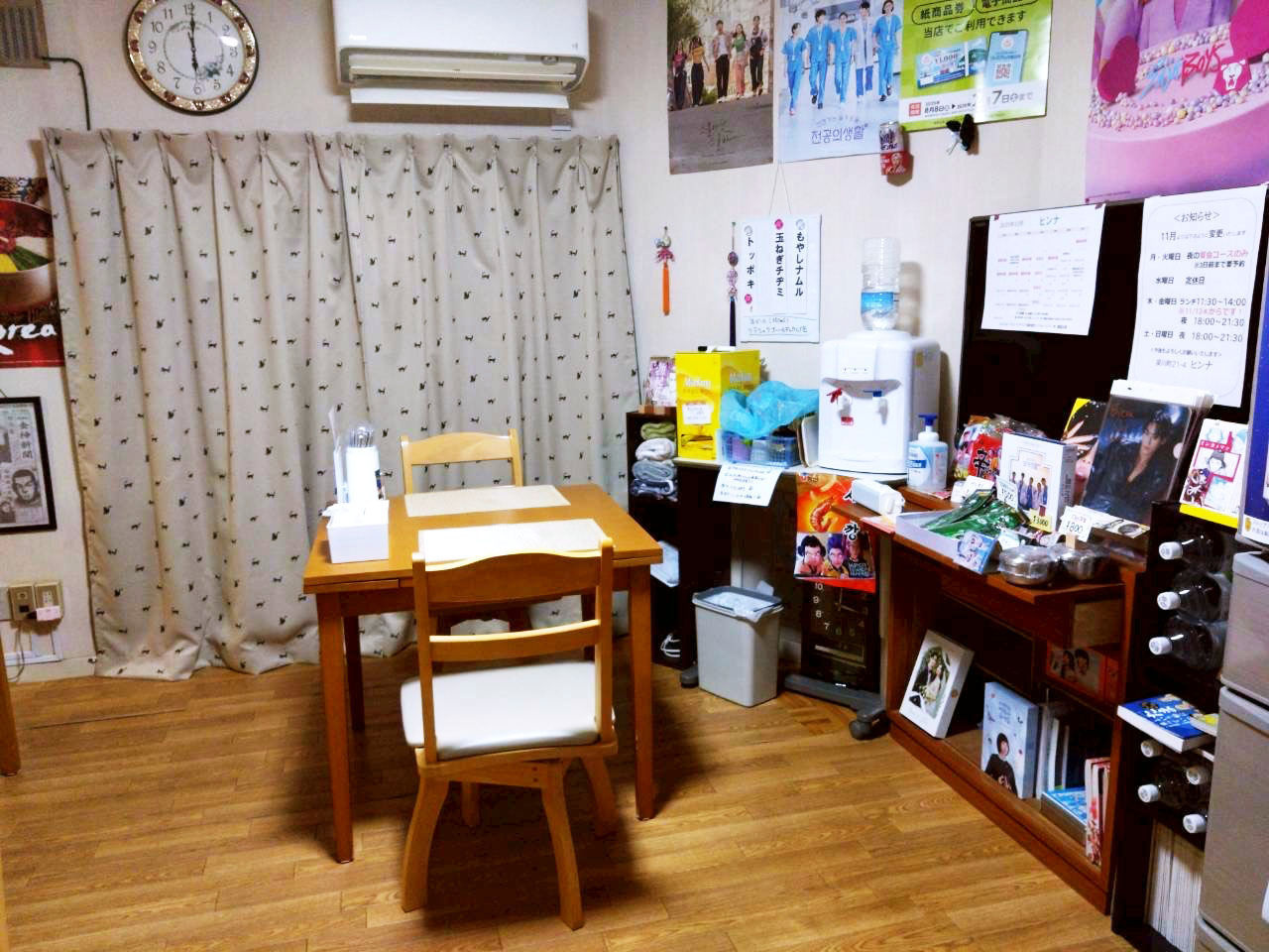 ヒンナの店内テーブル席